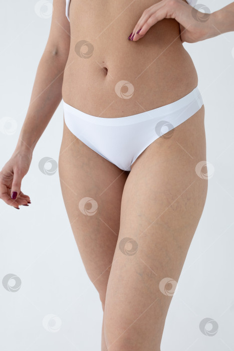 Скачать Бежевые женские трусы на модели. женщина в бежевых шортах-боди фотосток Ozero