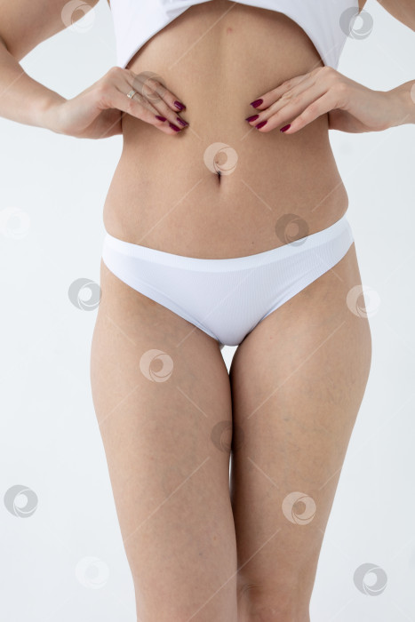 Скачать Бежевые женские трусы на модели. женщина в бежевых шортах-боди фотосток Ozero