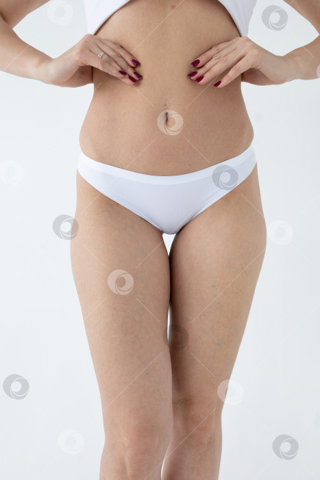 Скачать Бежевые женские трусы на модели. женщина в бежевых шортах-боди фотосток Ozero