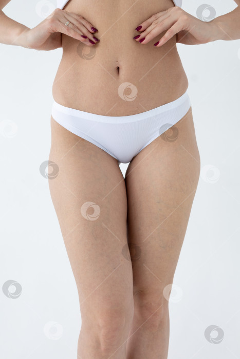 Скачать Бежевые женские трусы на модели. женщина в бежевых шортах-боди фотосток Ozero