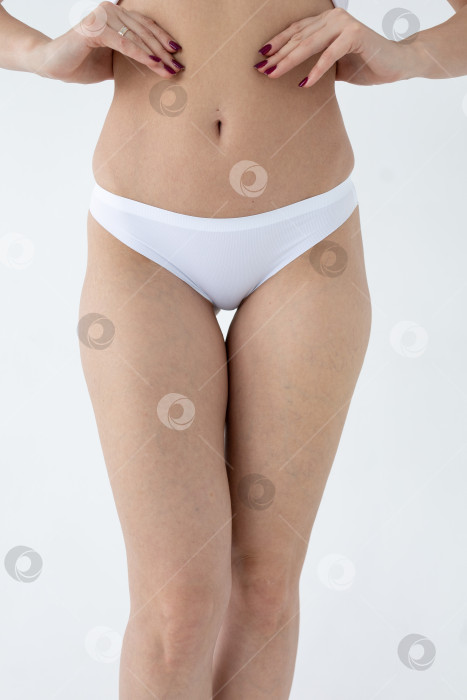 Скачать Бежевые женские трусы на модели. женщина в бежевых шортах-боди фотосток Ozero