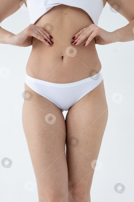 Скачать Бежевые женские трусы на модели. женщина в бежевых шортах-боди фотосток Ozero