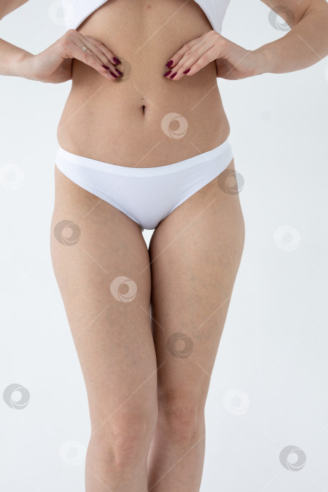 Скачать Бежевые женские трусы на модели. женщина в бежевых шортах-боди фотосток Ozero