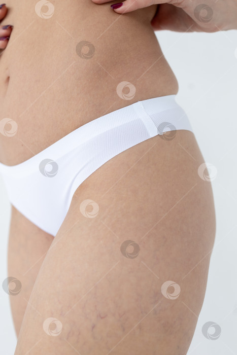 Скачать Бежевые женские трусы на модели. женщина в бежевых шортах-боди фотосток Ozero