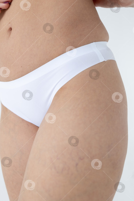 Скачать Бежевые женские трусы на модели. женщина в бежевых шортах-боди фотосток Ozero