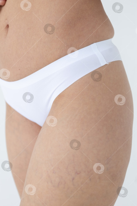 Скачать Бежевые женские трусы на модели. женщина в бежевых шортах-боди фотосток Ozero