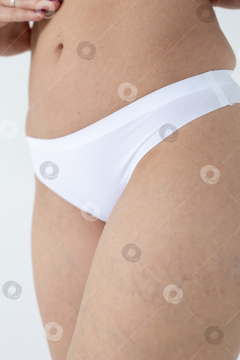 Скачать Бежевые женские трусы на модели. женщина в бежевых шортах-боди фотосток Ozero