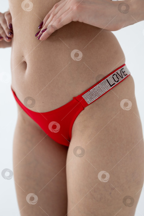 Скачать На модели красные женские трусы. тело молодой женщины в красных трусиках-стрингах фотосток Ozero
