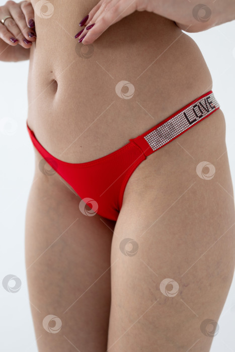Скачать На модели красные женские трусы. тело молодой женщины в красных трусиках-стрингах фотосток Ozero