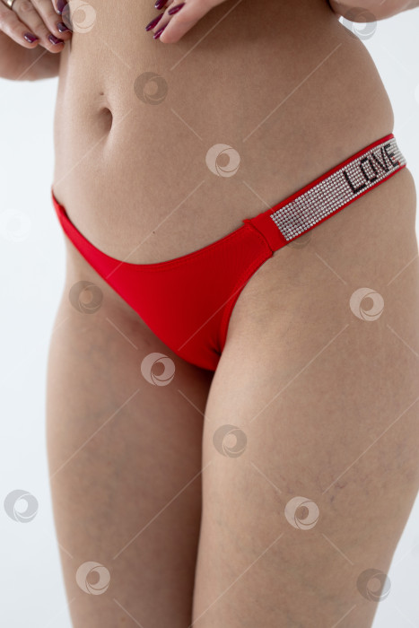 Скачать На модели красные женские трусы. тело молодой женщины в красных трусиках-стрингах фотосток Ozero