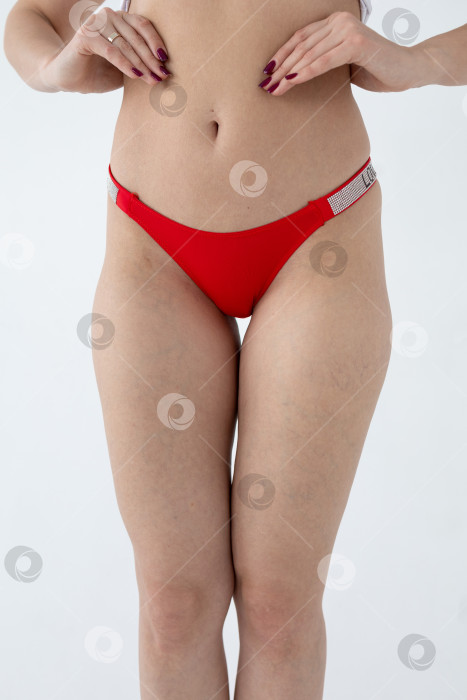 Скачать На модели красные женские трусы. тело молодой женщины в красных трусиках-стрингах фотосток Ozero