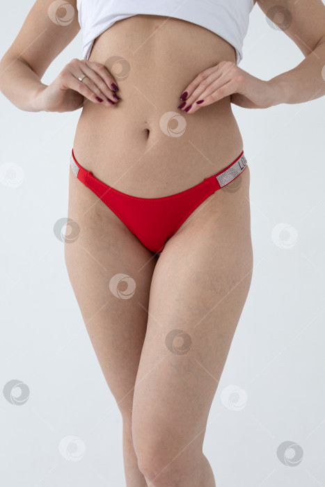 Скачать На модели красные женские трусы. тело молодой женщины в красных трусиках-стрингах фотосток Ozero