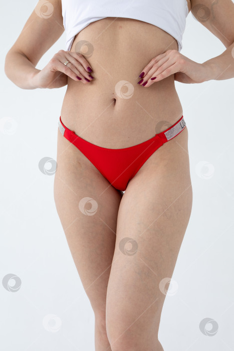 Скачать На модели красные женские трусы. тело молодой женщины в красных трусиках-стрингах фотосток Ozero