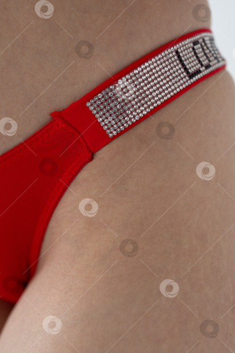 Скачать На модели красные женские трусы. тело молодой женщины в красных трусиках-стрингах фотосток Ozero