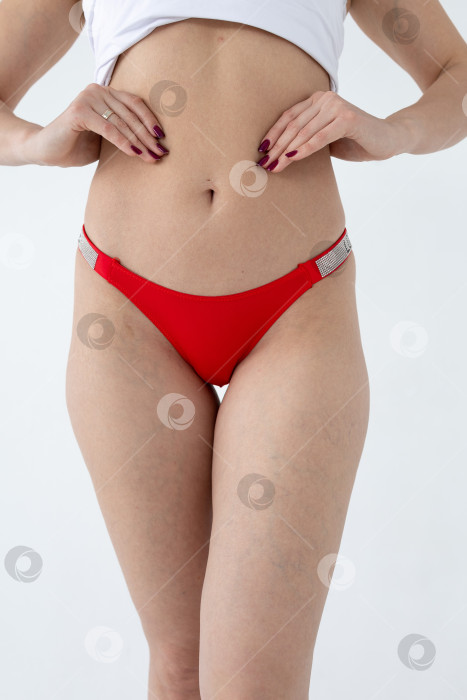 Скачать На модели красные женские трусы. тело молодой женщины в красных трусиках-стрингах фотосток Ozero