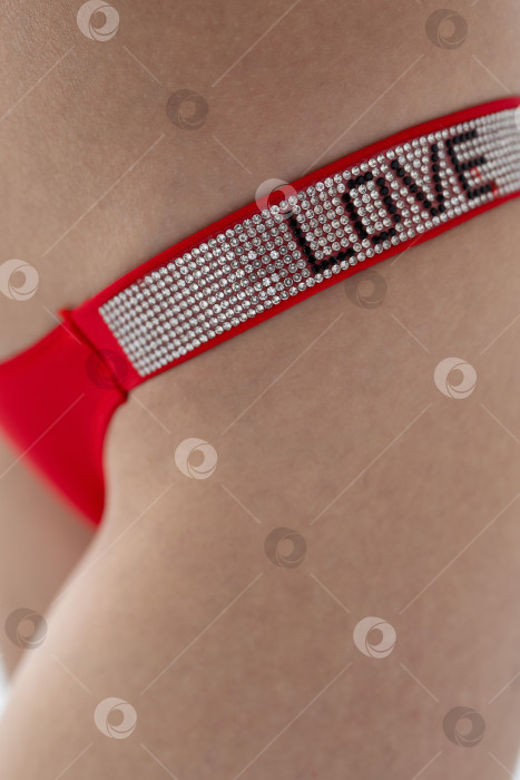 Скачать На модели красные женские трусы. тело молодой женщины в красных трусиках-стрингах фотосток Ozero