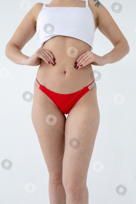 Скачать На модели красные женские трусы. тело молодой женщины в красных трусиках-стрингах фотосток Ozero