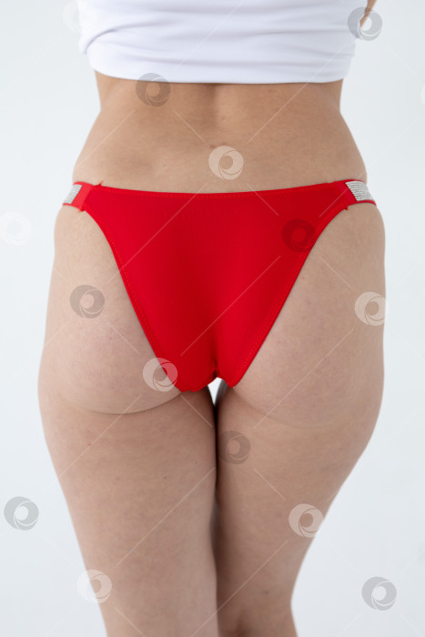 Скачать На модели красные женские трусы. тело молодой женщины в красных трусиках-стрингах фотосток Ozero