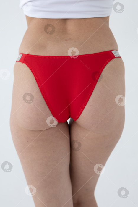 Скачать На модели красные женские трусы. тело молодой женщины в красных трусиках-стрингах фотосток Ozero