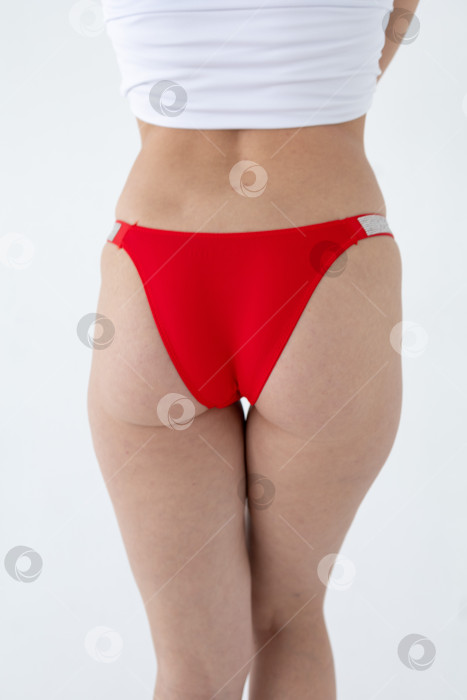 Скачать На модели красные женские трусы. тело молодой женщины в красных трусиках-стрингах фотосток Ozero