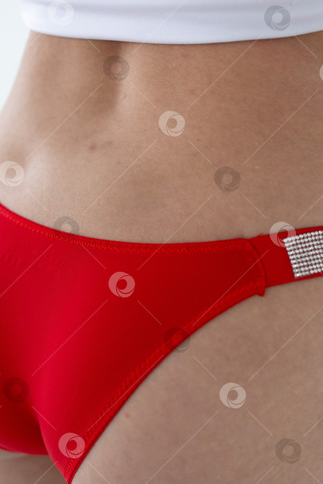 Скачать На модели красные женские трусы. тело молодой женщины в красных трусиках-стрингах фотосток Ozero