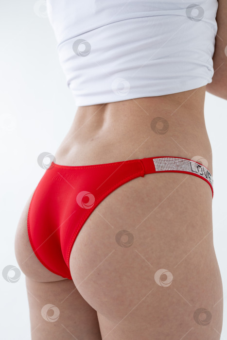 Скачать На модели красные женские трусы. тело молодой женщины в красных трусиках-стрингах фотосток Ozero