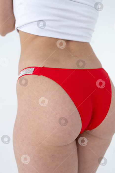 Скачать На модели красные женские трусы. тело молодой женщины в красных трусиках-стрингах фотосток Ozero