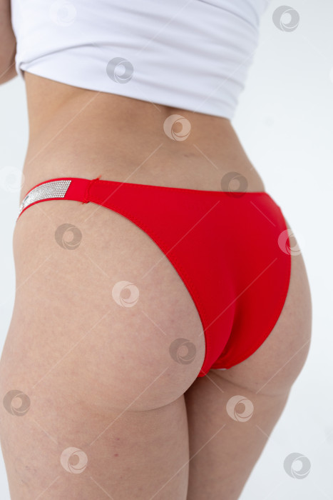 Скачать На модели красные женские трусы. тело молодой женщины в красных трусиках-стрингах фотосток Ozero