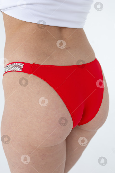 Скачать На модели красные женские трусы. тело молодой женщины в красных трусиках-стрингах фотосток Ozero