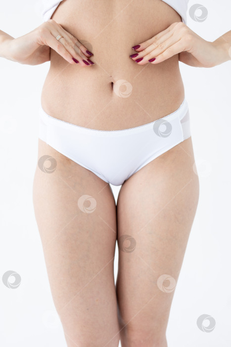 Скачать Бежевые женские трусы на модели. женщина в бежевых шортах-боди фотосток Ozero