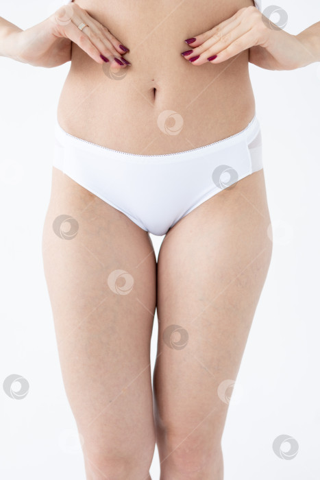 Скачать Бежевые женские трусы на модели. женщина в бежевых шортах-боди фотосток Ozero