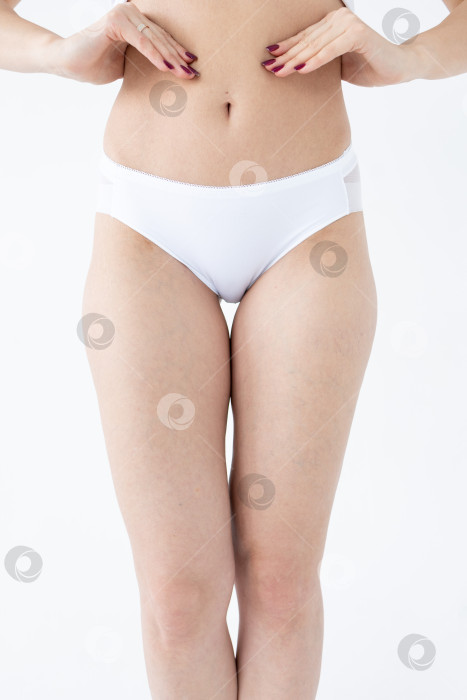 Скачать Бежевые женские трусы на модели. женщина в бежевых шортах-боди фотосток Ozero