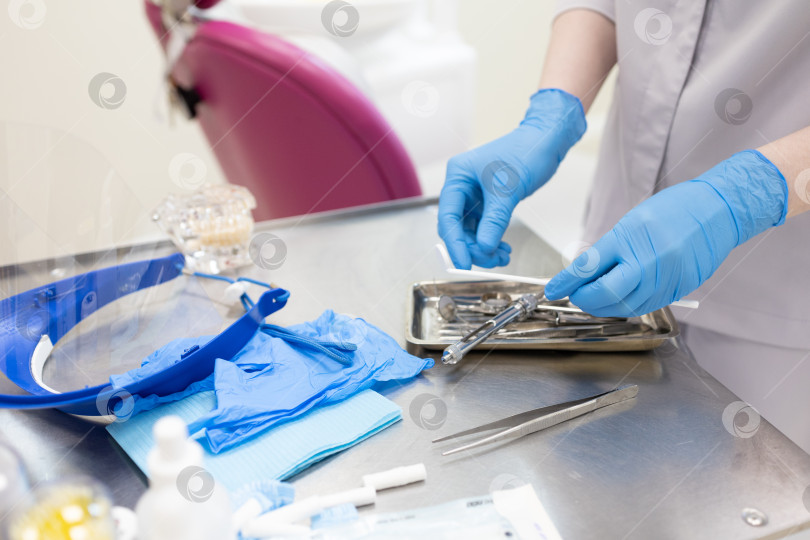 Скачать Крупный план стоматолога, выбирающего стоматологические инструменты фотосток Ozero