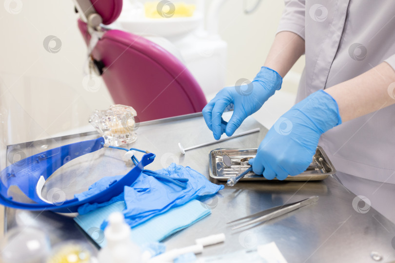 Скачать Крупный план стоматолога, выбирающего стоматологические инструменты фотосток Ozero