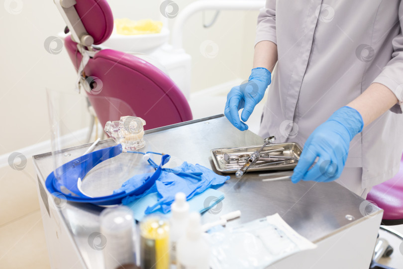 Скачать Крупный план стоматолога, выбирающего стоматологические инструменты фотосток Ozero