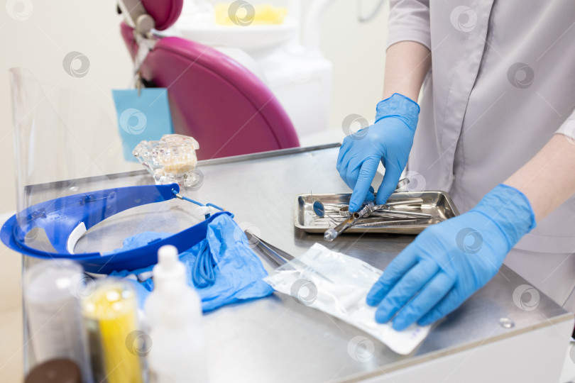 Скачать Крупный план стоматолога, выбирающего стоматологические инструменты фотосток Ozero