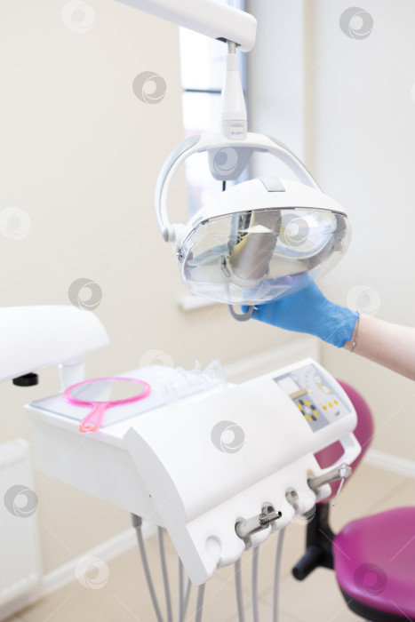 Скачать Стоматологические инструменты и оборудование. Кабинет стоматолога, медицинские инструменты стоматолога. Инструменты стоматолога. фотосток Ozero