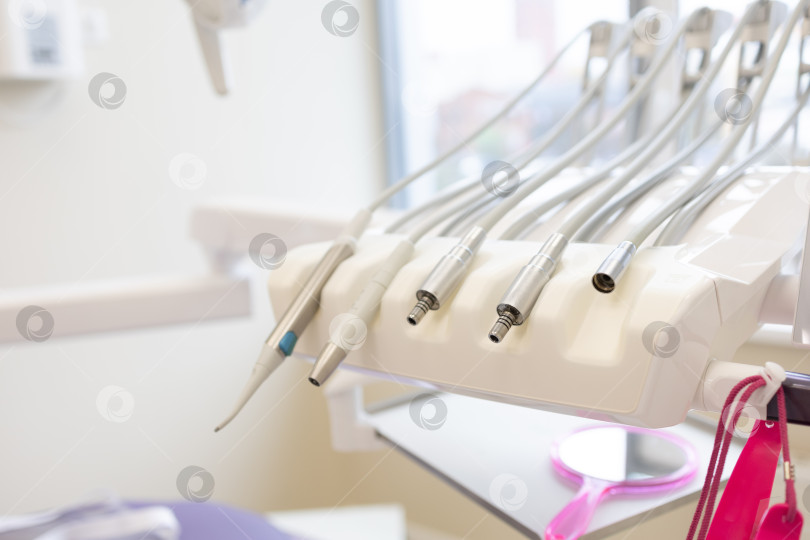 Скачать Кабинет стоматолога, медицинские инструменты стоматолога. Инструменты стоматолога. фотосток Ozero