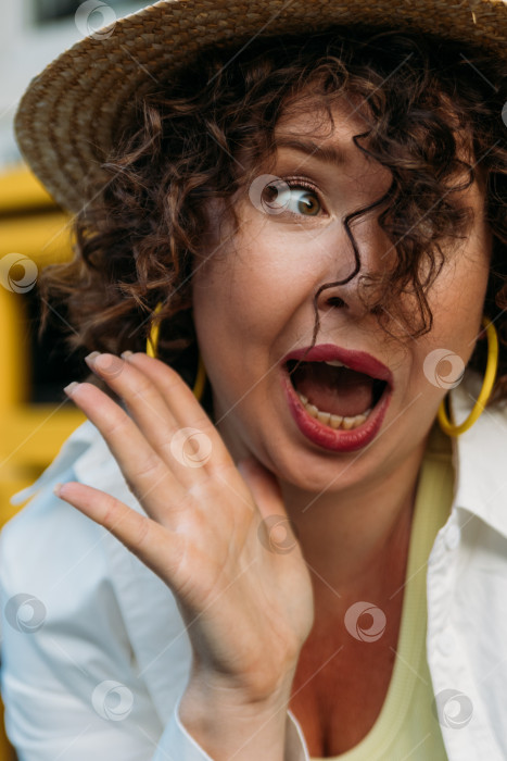Скачать Крупный план удивленной женщины в шляпе фотосток Ozero