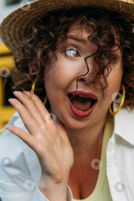 Скачать Крупный план удивленной женщины в шляпе фотосток Ozero