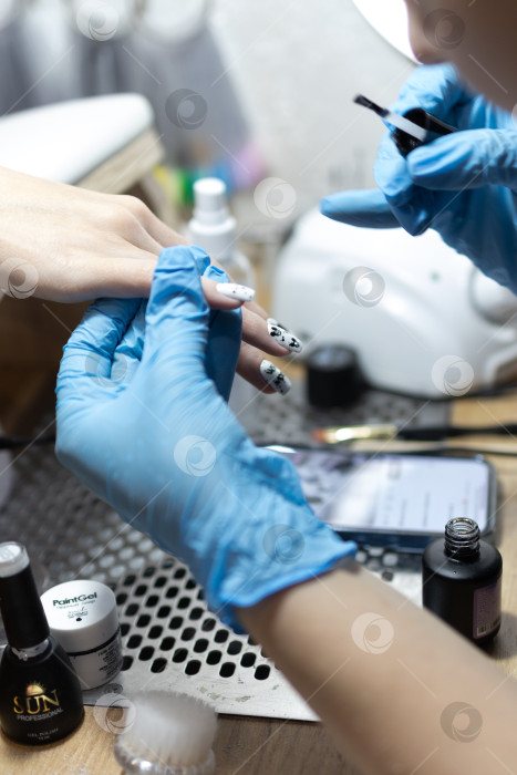 Скачать Мастер маникюра делает маникюр клиенту в салоне красоты. Neil care. Закрыть фотосток Ozero