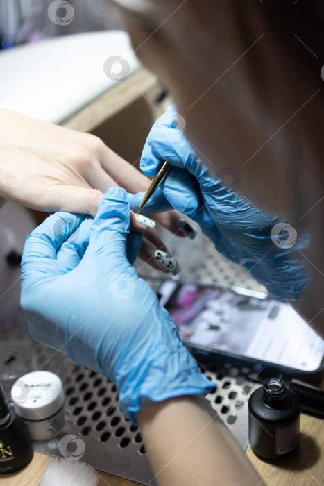 Скачать Мастер маникюра делает маникюр клиенту в салоне красоты. Neil care. Закрыть фотосток Ozero