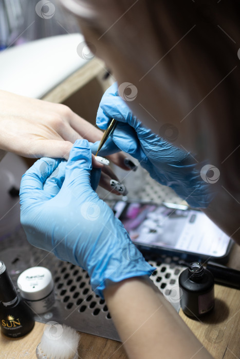 Скачать Мастер маникюра делает маникюр клиенту в салоне красоты. Neil care. Закрыть фотосток Ozero