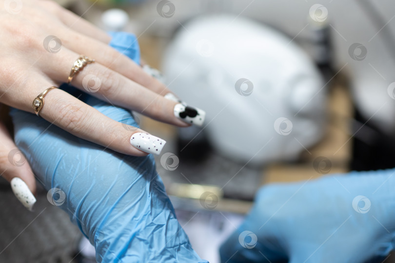 Скачать Мастер маникюра делает маникюр клиенту в салоне красоты. Neil care. Закрыть фотосток Ozero