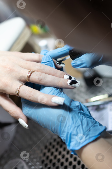 Скачать Мастер маникюра делает маникюр клиенту в салоне красоты. Neil care. Закрыть фотосток Ozero