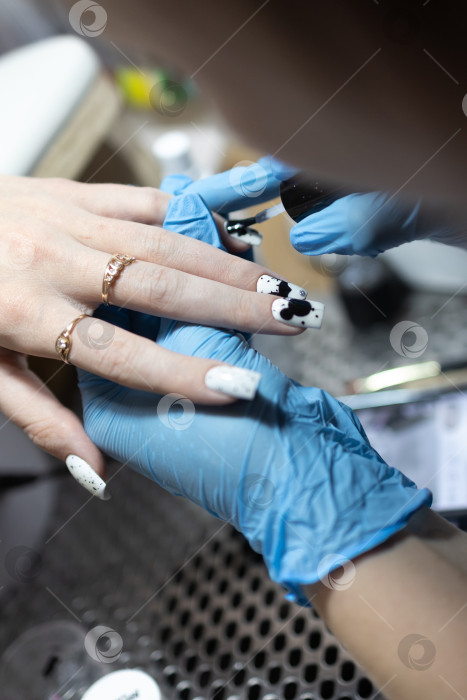 Скачать Мастер маникюра делает маникюр клиенту в салоне красоты. Neil care. Закрыть фотосток Ozero