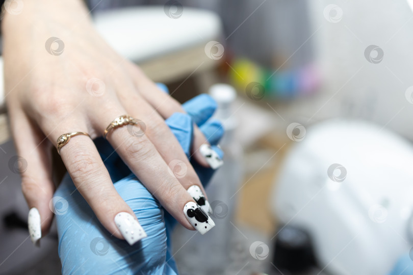 Скачать Мастер маникюра делает маникюр клиенту в салоне красоты. Neil care. Закрыть фотосток Ozero