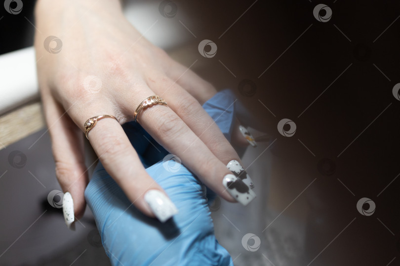 Скачать Мастер маникюра делает маникюр клиенту в салоне красоты. Neil care. Закрыть фотосток Ozero