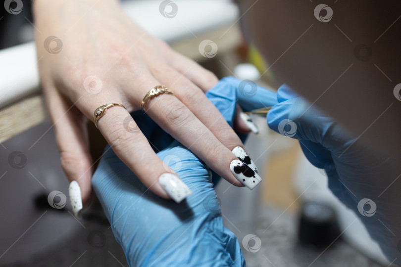 Скачать Мастер маникюра делает маникюр клиенту в салоне красоты. Neil care. Закрыть фотосток Ozero
