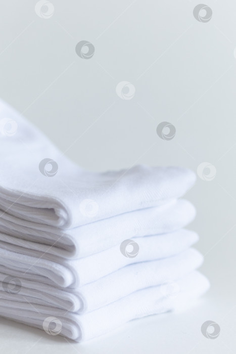 Скачать стопка белых носков на белом фоне фотосток Ozero